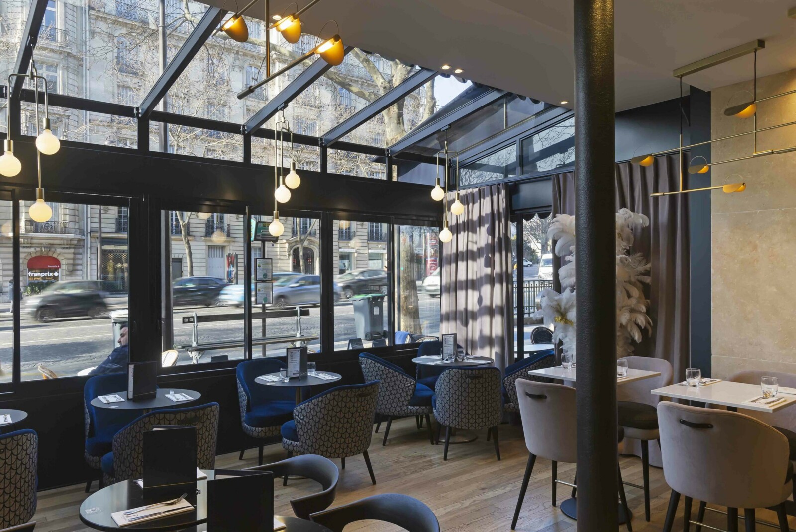 Vitrage sur mesure pour terrasse de restaurant Fourniture de vitrage sur mesure pour terrasse de restaurant